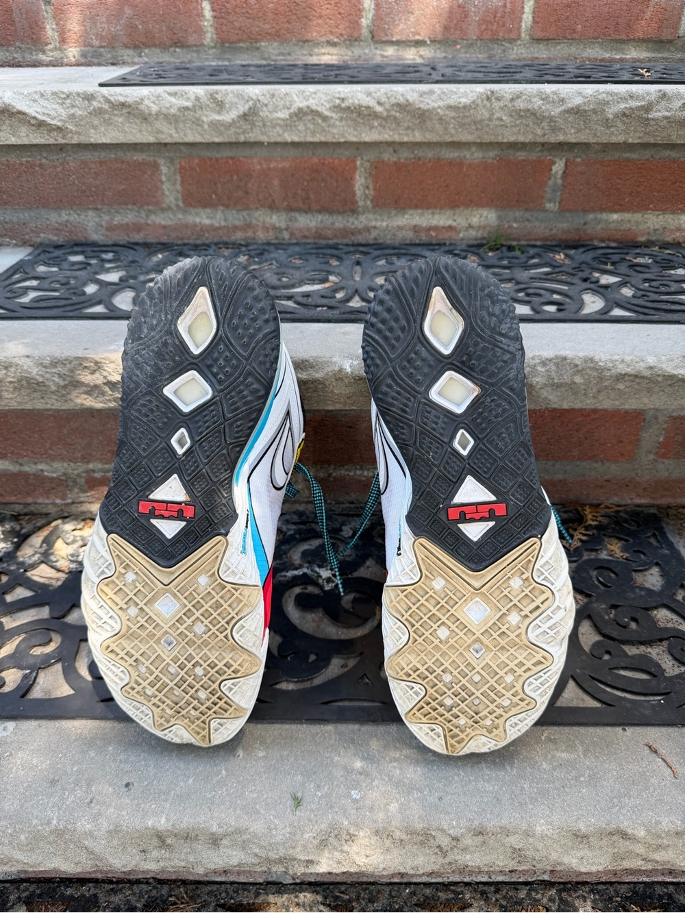 Nike LeBron 18 low Stewie Griffin - Picture 4 of 4